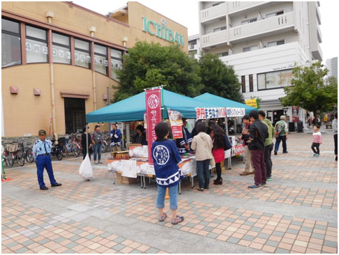 三軒寺前広場の様子