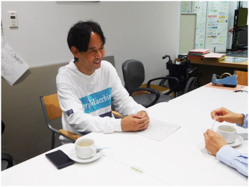 取材に応じる伊丹市役所綾野昌幸氏