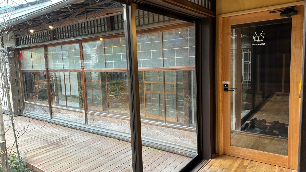 BIWAKO PICNIC BASE内の長浜バイオ大学サテライトキャンパス入口