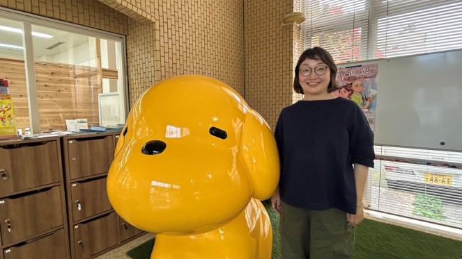 画像：理事長の兒玉さんと、アーティストLee Isooの作品「Flying Ddobok」