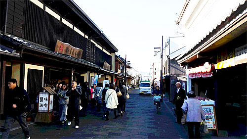 臼杵市中央通り商店街（八町大路）の街並み