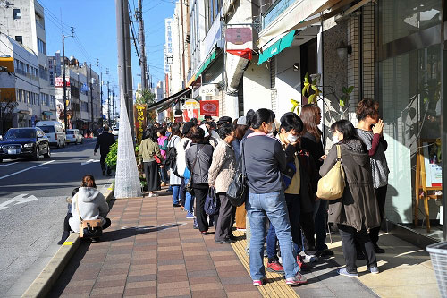 パンストリート当日の朝。販売開始前から長蛇の列