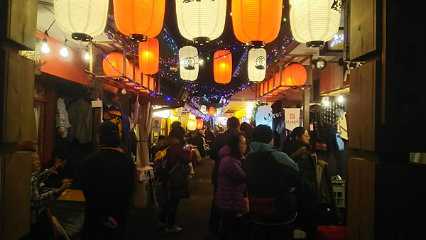 連日にぎわいを見せるかごっまふるさと屋台村