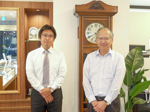 西条紺屋町商店街振興組合の親子二代の役員(高瀬康雄代表理事と高瀬裕介理事)