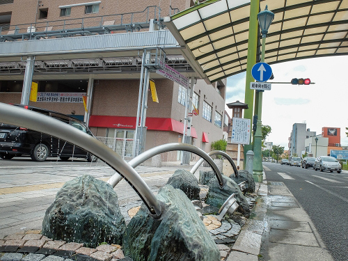 名水「うちぬき」の湧き出る商店街の入口
