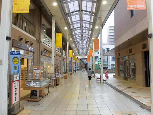 LED照明で明るくなった紺屋町(右:A地区、左:B地区)