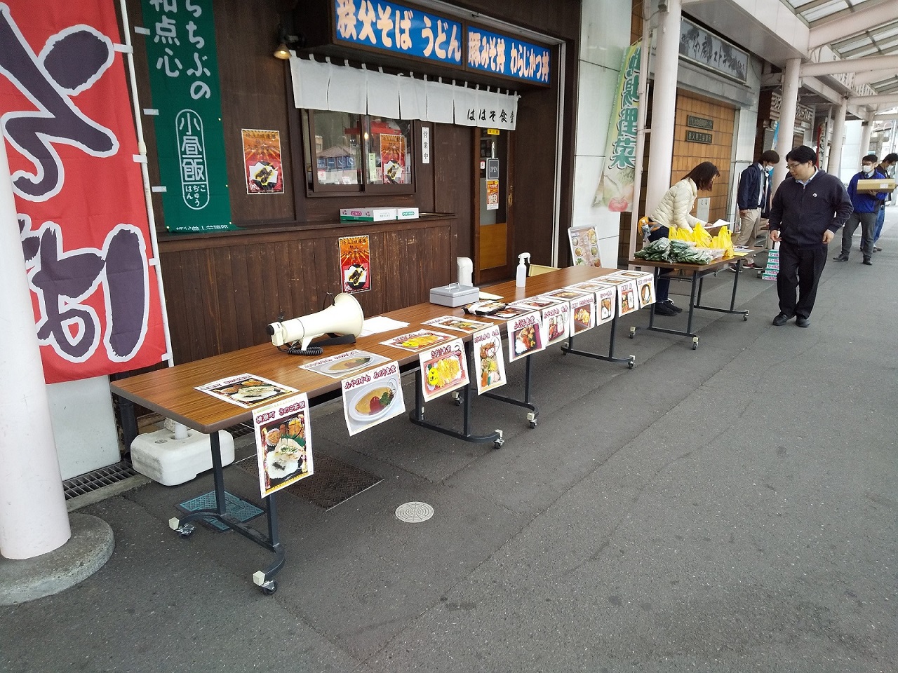 （店頭の準備の様子）