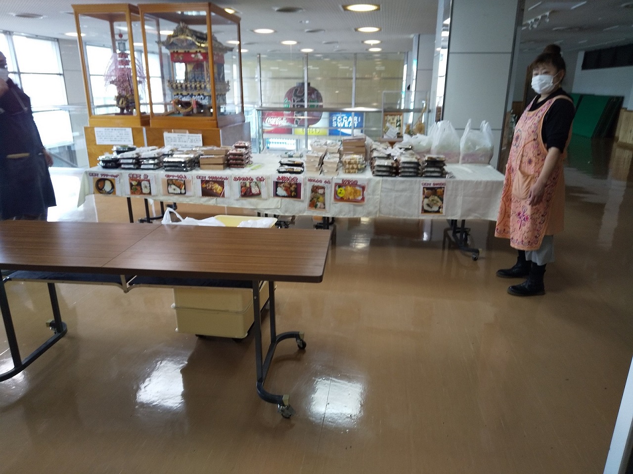 （建物内での受け渡し場所。建物内での滞留を極力抑えています。）