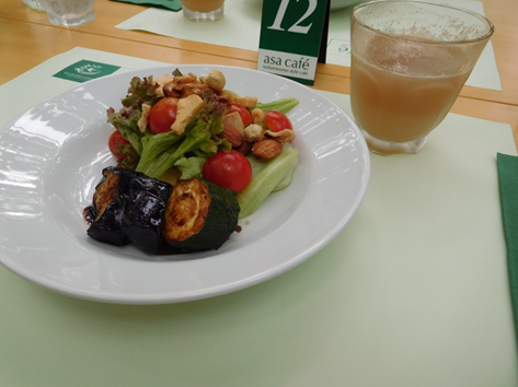 梨100％ジュース、地元野菜のサラダ（クリームチーズ味噌漬け）