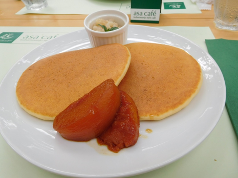 パンケーキ（梨バター、桃のコンポートキャラメリゼ、蜂蜜添え）