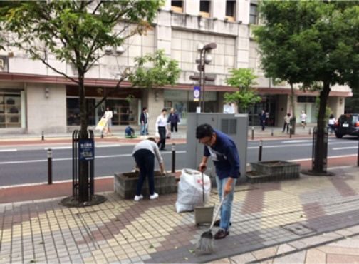 （一斉朝掃除の様子）