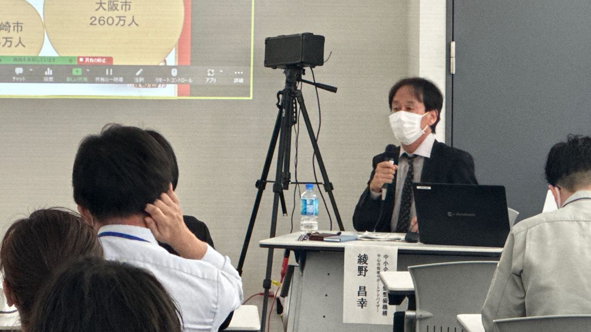 講演中の綾野氏