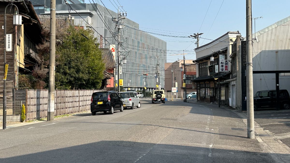 通りの様子（廃業した商店が多い）